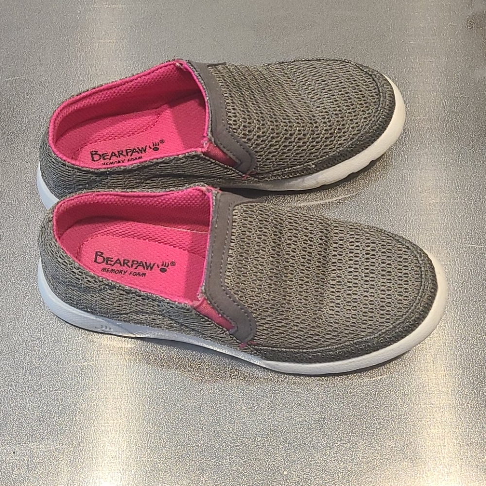 Kids Bearpaw slides size 1